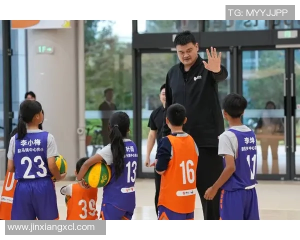 姚明如何凭借高个子优势与卓越身体素质在篮球场上展现精彩表现