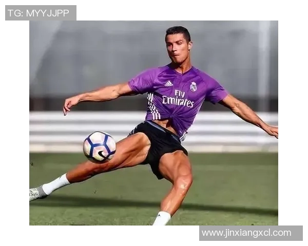 足球明星C罗惊艳全场的香蕉球技艺引发热议与赞叹