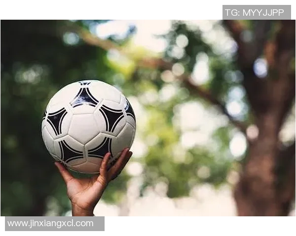 足球明星意外打到小孩手引发热议家长呼吁加强运动场地安全措施